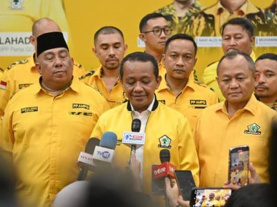 Bahlil Lahadalia (tengah) di hadapan awak media seusai menyampaikan pidato politik dalam kegiatan Diklat Kader Muda Nasional AMPG di Jakarta, 16-18 Mei 2025.