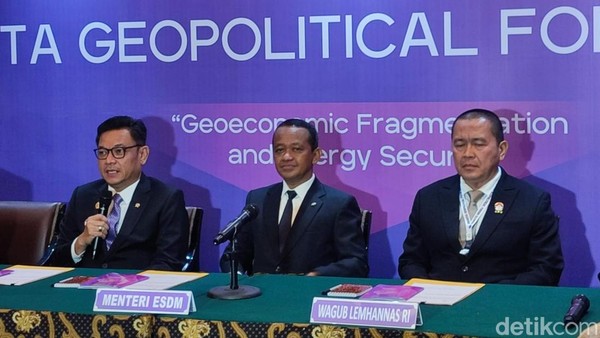 Menteri ESDM, Bahlil Lahadalia (tengah)