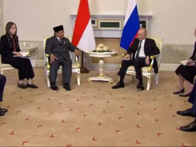 Presiden Prabowo saat bertemu Presiden Rusia, Vladimir Putin.