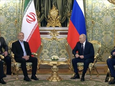 Presiden Iran, Masoud Pezeshkian, bertemu Presiden Rusia, Vladimir Putin, pada Jumat (17/1/2025), beberapa jam setelah tiba di Moskow, untuk membahas kemitraan strategis dan upaya meningkatkan kerja sama di semua sektor. Sumber foto : ANTARA/REUTERS