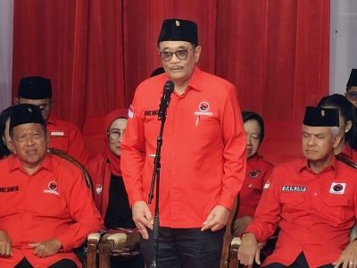 Djarot Syaiful Hidayat dalam Momen upacara DPP PDI Perjuangan dalam rangka memperingati Hari Lahir Pancasila 1 Juni di Halaman Masjid At-Taufiq, Lenteng Agung, Minggu (1/6/2025). Sumber foto : Instagram @genbanteng