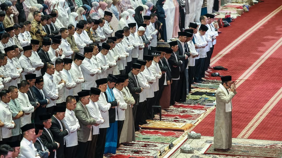 Presiden Prabowo saat mengikuti perayaan sholat idul adha di Masjid Istiqlal Jakarta, Jum'at (6/6/2025). Sumber foto : Sekretariat Kabinet