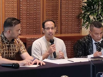 Nadiem Makarim (tengah)
