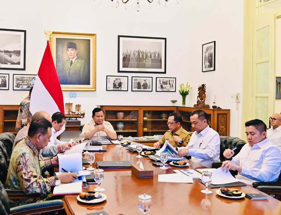 Presiden Prabowo Subianto saat memimpin rapat terbatas mengenai penanganan sampah di seluruh Indonesia, Selasa (10/6/2025), di Istana Merdeka. Sumber foto : instagram Sekretariat Kabinet
