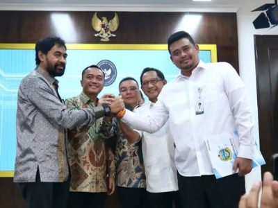 Gubernur Aceh, Muzakir Manaf, dan Gubernur Sumut, Bobby Nasution, saling bersalaman didampingi Menteri Dalam Negeri Tito Karnavian, Wakil Ketua DPR RI Sufmi Dasco dan Mensesneg, Prasetyo Hadi di Jakarta seusai Rapat Terbatas terkait sengketa 4 pulau antara Provinsi Aceh dan Sumut, Selasa (17/06/2025). Sumber foto : Instagram Sufmi Dasco Ahmad.