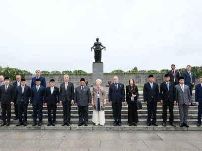 Presiden Prabowo berpose bersama pejabat tinggi Rusia di Taman Makam Piskaryovskoye, St. Petersburg, Federasi Rusia, 19 Juni 2025. Sumber foto : Instagram Sekretariat Kabinet.