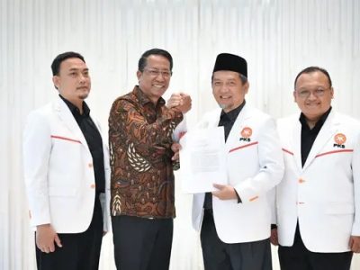 Pengurus DPTP PKS saat menerima SK Kemenkum dari Menteri Hukum Supratman Andi Agtas