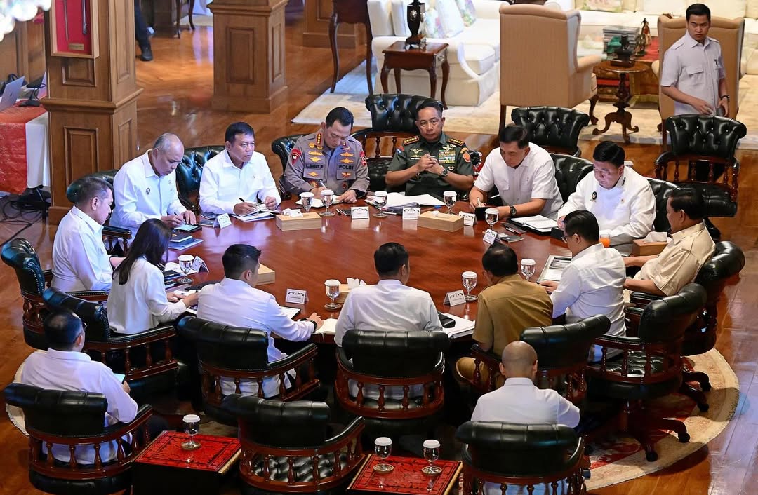 Presiden Prabowo Subianto memanggil Menteri Koordinator Bidang Politik dan Keamanan, Bapak Budi Gunawan, beserta para menteri dan pejabat di bawah koordinasi Menko Polkam, di kediaman pribadinya di Hambalang, Kabupaten Bogor, Jawa Barat, pada Senin, 23 Juni 2025. Sumber Foto : Sekretariat Kabinet.