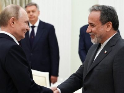 Presiden Rusia Vladimir Putin bertemua dengan Menteri Luar Negeri Iran Abbas Araghchi di Moskow, Senin (23/06).