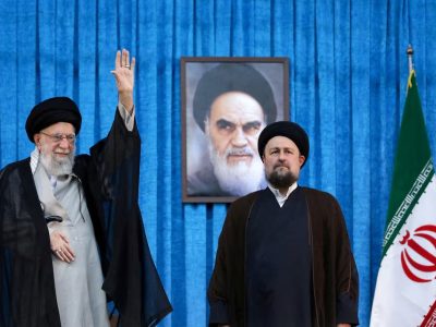 Cucu Ayatollah Ruhollah Khomeini, Hassan Khomeini, berdiri di samping Pemimpin Tertinggi Iran Ayatollah Ali Khamenei dalam peringatan 36 tahun wafatnya pemimpin Revolusi Islam Iran 1979, Ayatollah Ruhollah Khomeini, di makam Khomeini di Tehran selatan, Iran, pada 4 Juni 2025. Sumber Foto dari Kantor Pemimpin Tertinggi Iran/WANA (West Asia News Agency) dan Disiarkan melalui REUTERS.