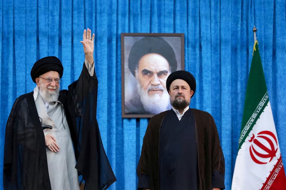 Cucu Ayatollah Ruhollah Khomeini, Hassan Khomeini, berdiri di samping Pemimpin Tertinggi Iran Ayatollah Ali Khamenei dalam peringatan 36 tahun wafatnya pemimpin Revolusi Islam Iran 1979, Ayatollah Ruhollah Khomeini, di makam Khomeini di Tehran selatan, Iran, pada 4 Juni 2025. Sumber Foto dari Kantor Pemimpin Tertinggi Iran/WANA (West Asia News Agency) dan Disiarkan melalui REUTERS.