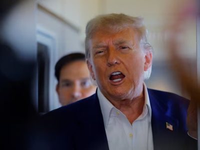 Presiden Amerika Serikat Donald Trump berbicara kepada wartawan di dalam pesawat Air Force One dalam perjalanan menuju KTT NATO di Den Haag, Belanda, 24 Juni 2025. Sumber foto : REUTERS.