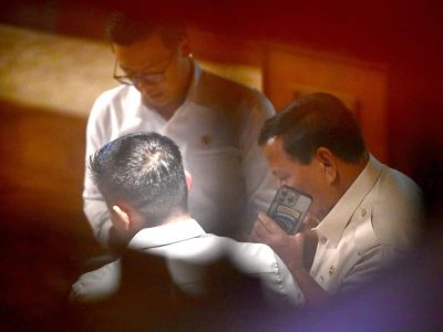 Presiden Prabowo saat menerima telepon dari Presiden Korsel, Lee Jae-myung pada Senin malam (23/06). Sumber foto : Sekretariat Kabinet.