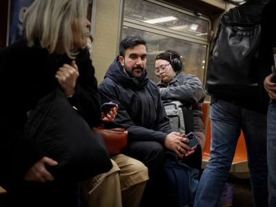 Calon Wali Kota New York Zohran Mamdani menaiki kereta bawah tanah usai menghadiri kegiatan kampanye di New York City, Amerika Serikat, 1 April 2025. Sumber foto : REUTERS.
