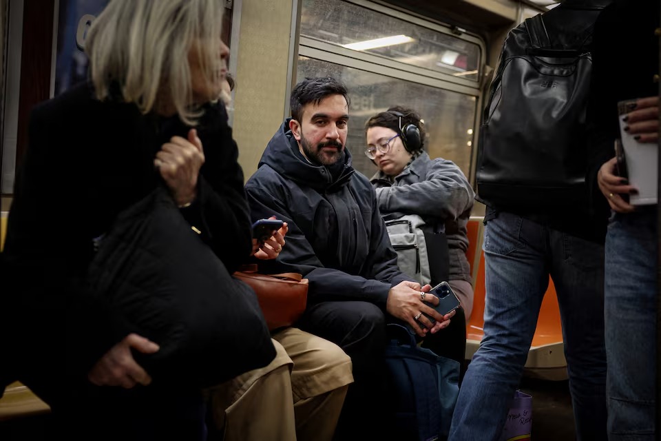 Calon Wali Kota New York Zohran Mamdani menaiki kereta bawah tanah usai menghadiri kegiatan kampanye di New York City, Amerika Serikat, 1 April 2025. Sumber foto : REUTERS.