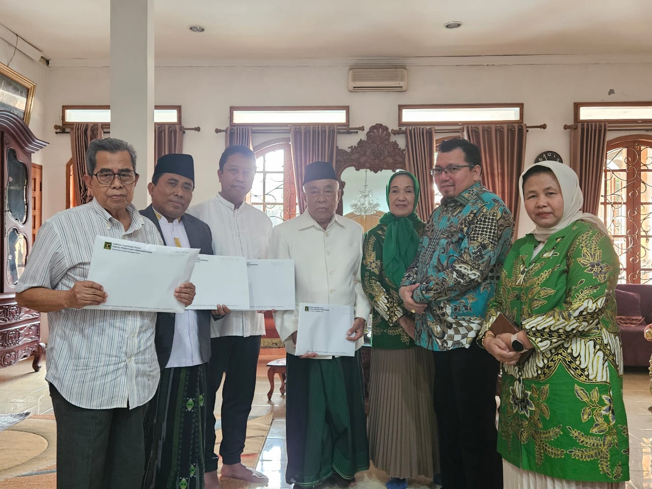 Ketua Mahhkamah Partai PPP Ade Irfan Pulungan didampingi anggotanya menyerahkan surat putusan kepada para majelis-majelis partai terkait gugatan fungsionaris 4 DPW PPP di Kediaman Ketua Majelis Kehormatan Partai KH Zarkasih Nur, di Ciputat, kemarin Minggu (13/7)