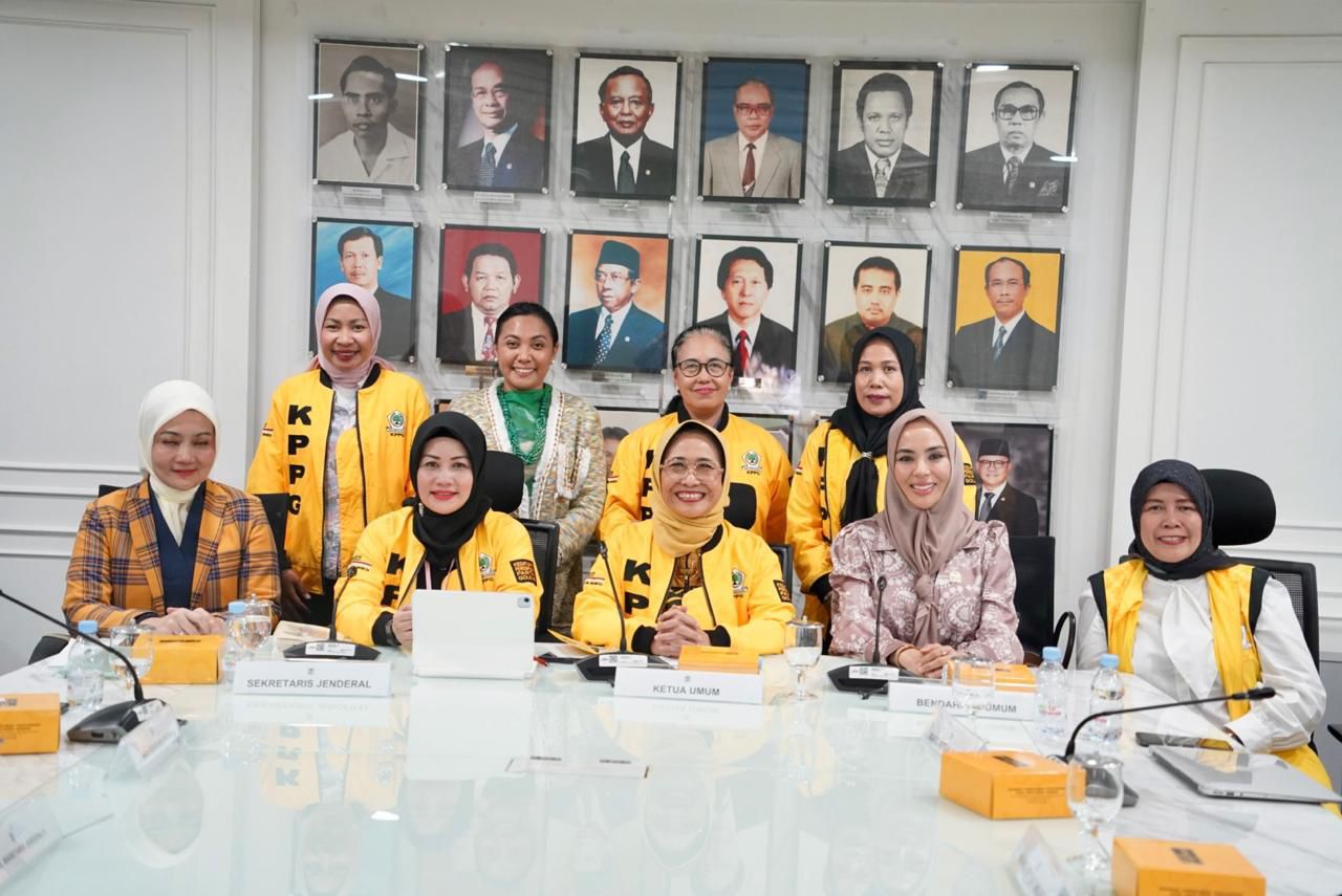 Ketua Umum PP KPPG, Hetifah Sjaifudian bersama Pengurus teras KPPG.