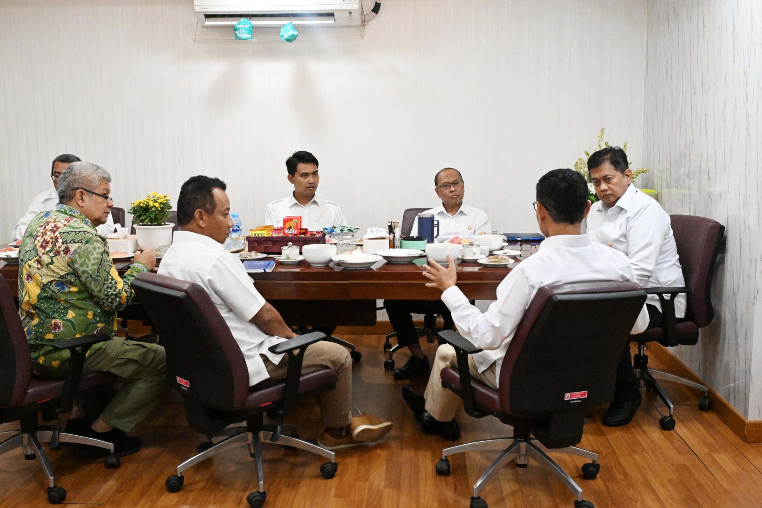 Wakil Menteri Transmigrasi Viva Yoga Mauladi saat menerima kunjungan Wakil Menteri Energi dan Sumber Daya Mineral (ESDM) Yuliot Tanjung di Kantor Kementrans, Kalibata, Jakarta (21/7/2025)