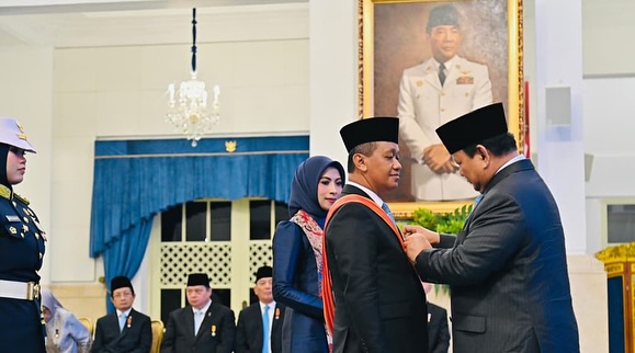 Presiden Prabowo saat menyematkan Bintang Mahaputra Adipurna kepada Bahlil Lahadalia, di Istana Negara Jakarta, Senin (25/8).
