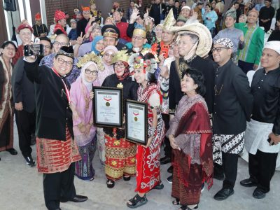 Badan Pengawas Obat dan Makanan (BPOM) RI mencetak sejarah dengan menggelar bedah tujuh buku karya Kepala BPOM, Prof. Dr. Taruna Ikrar, M.Biomed, Ph.D, secara serentak di seluruh Indonesia dengan menggunakan pakaian khas daerah, Kamis (31/7/2025).