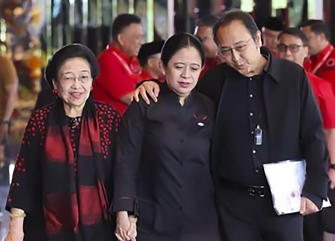 Ketua Umum DPP PDI Perjuangan Megawati Sukarno Putri dan kedua anaknya, Puan Maharani dan Prananda Prabowo.