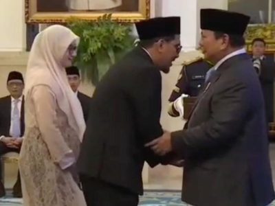 Gus Idror saat menerima penghargaan dari Presiden Prabowo mewakili keluarga KH.Maimoen Zubair.