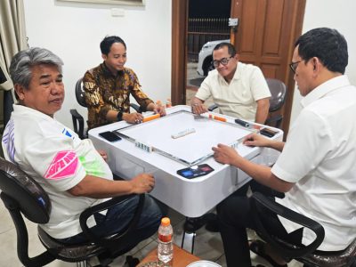 Raja Juli saat bermain domino bersama tersangka pembalakan liar, Aziz Wellang.