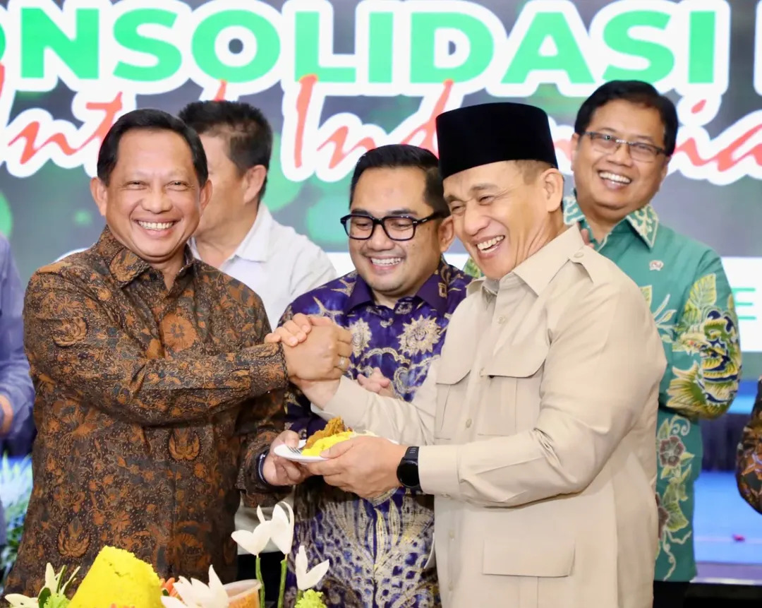 Menteri Dalam Negeri, Tito Karnavian, bersama dengan Wakil Menteri Agama, Romo Syafi'i dan Ketua Komisi II DPR RI yang juga Presidium KAHMI, Rifqinizamy Karsyudha. Sumber foto : Instagram Kemendagri