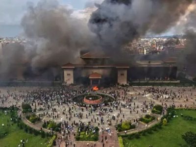 Kerusuhan Nepal membakar Gedung-gedung pemerintahan termasuk Gedung DPR Nepal.