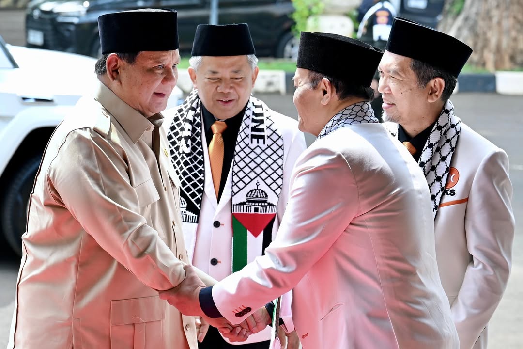 Presiden Prabowo Subianto (kiri)