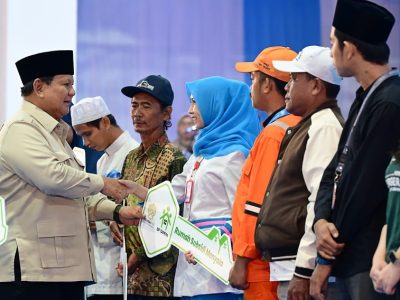 Presiden Prabowo meresmikan akad massal 26 ribu Kredit Pemilikan Rumah Fasilitas Likuiditas Pembiayaan Perumahan (KPR FLPP) sekaligus serah terima kunci rumah yang dipusatkan di Pesona Kahuripan 10, Cileungsi, Kabupaten Bogor.