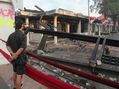 Warga saat melihat puing-puing Gedung Grahadi yang menjadi korban pembakaran oleh massa.