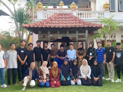 Muhlis Ali bersama kader HMI di Grha Yakusa Malang.