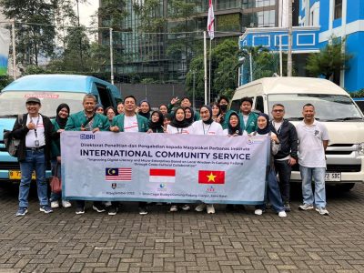 Kegiatan Pengabdian kepada Masyarakat (PKM) Internasional oleh Perbanas Institute Jakarta, di Gunung Padang, Cianjur, Jawa Barat, Kamis (18/9/2025).