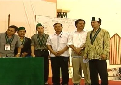 Fajar Zulkarnaen (Baju putih kedua dari kanan)