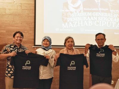 Zezen Zaenal Mutaqin (paling kiri) dan Mila Muzakkar (kedua kiri) dari Tim Sekolah Mazhab Ciputat berfoto dengan Komaruddin Hidayat (kedua kanan) dan Lies Marcoes Natsir (paling kanan) saat penyerahan kaos Mazhab Ciputat secara simbolis. Foto: Dok. Tim Sekolah Mazhab Ciputat.