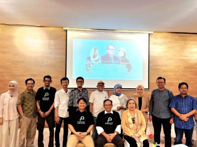 Tim Sekolah Mazhab Ciputat berfoto bersama Komaruddin Hidayat (tengah, depan) dan Lies Marcoes Natsir (kanan, depan) saat acara Studium Generale dan Pembukaan Resmi Sekolah Mazhab Ciputat Angkatan 1. Foto: Dok. Tim Sekolah Mazhab Ciputat.