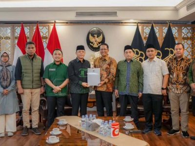 Supratman Andi Agtas saat menyatukan dua kubu PPP yang berseteru.
