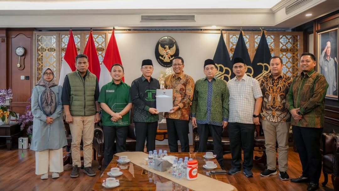 Supratman Andi Agtas saat menyatukan dua kubu PPP yang berseteru.