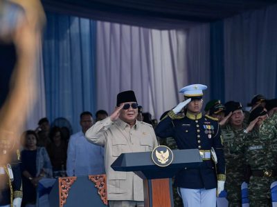 Prabowo Subianto—menyaksikan langsung demo laut dan sailing pass dalam acara Presidential Inspection dari atas KRI dr. Radjiman Wedyodiningrat (RJW-992).