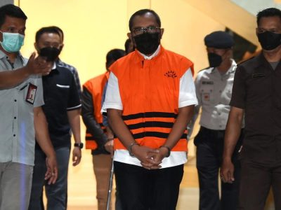 Penahanan Wakil Ketua DPRD Jatim, Sahat Tua, dalam kasus dana hibah.