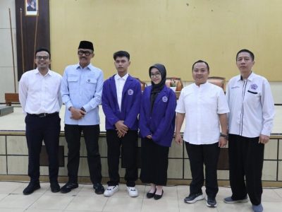 Agung Widyantoro (dua dari kiri) bersama perwakilan dua mahasiswa penerima beasiswa KIP (berjas biru). Sumber foto : Dok.Humas UMUS.
