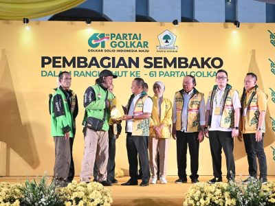 Bahlil berikan sembako dalam perayaan HUT Golkar ke-61 di DPP Partai Golkar.
