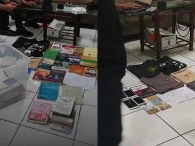 Beberapa buku Delpedro Marhaen yang disita pihak aparat kepolisian