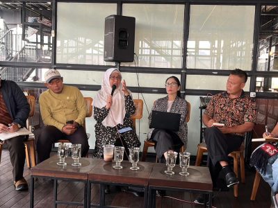 Diskusi Publik bertajuk “Ekonomi Kerakyatan dan Pengakuan Masyarakat Adat” di SleepLess Owl, Jakarta Selatan.